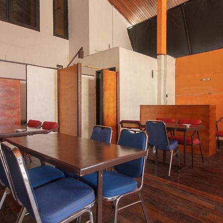 Готель Reddoorz Near Jalan Sudirman Padang Екстер'єр фото