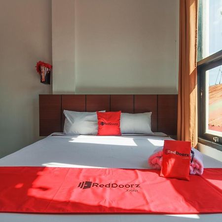 Готель Reddoorz Near Jalan Sudirman Padang Екстер'єр фото