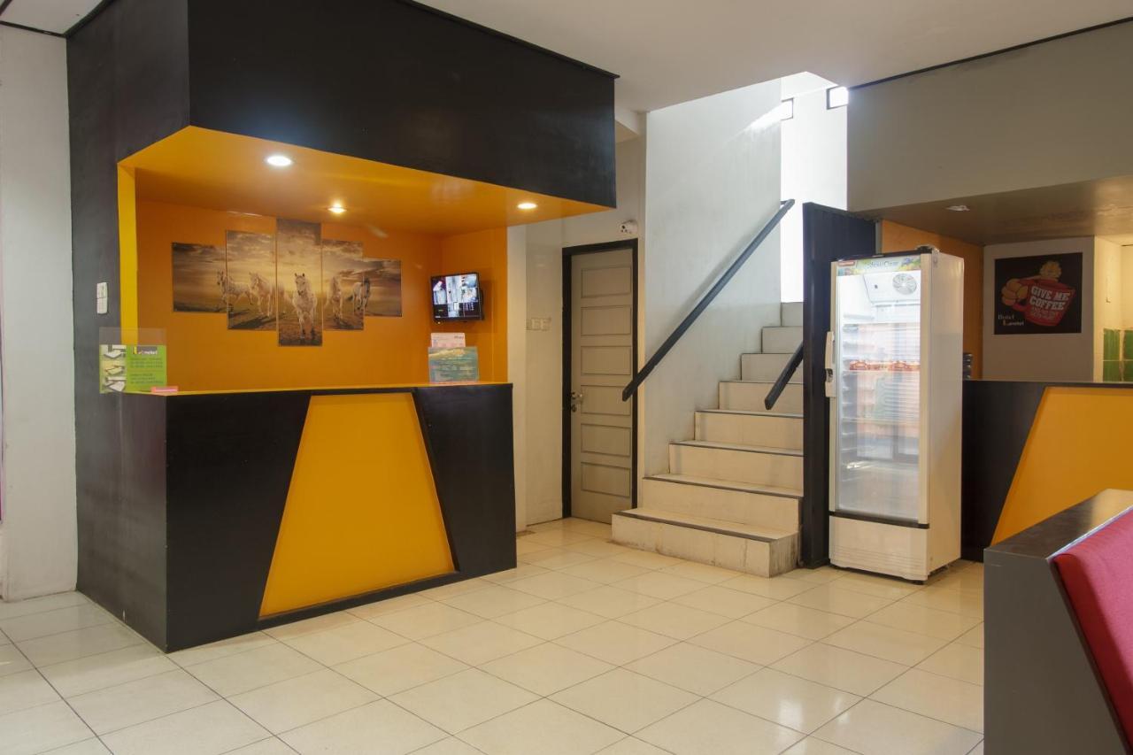 Готель Reddoorz Near Jalan Sudirman Padang Екстер'єр фото