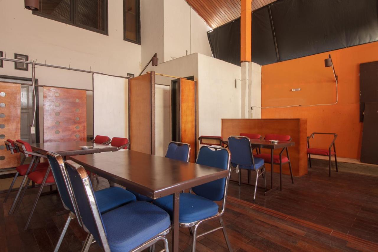 Готель Reddoorz Near Jalan Sudirman Padang Екстер'єр фото