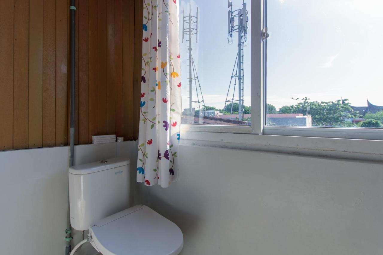 Готель Reddoorz Near Jalan Sudirman Padang Екстер'єр фото