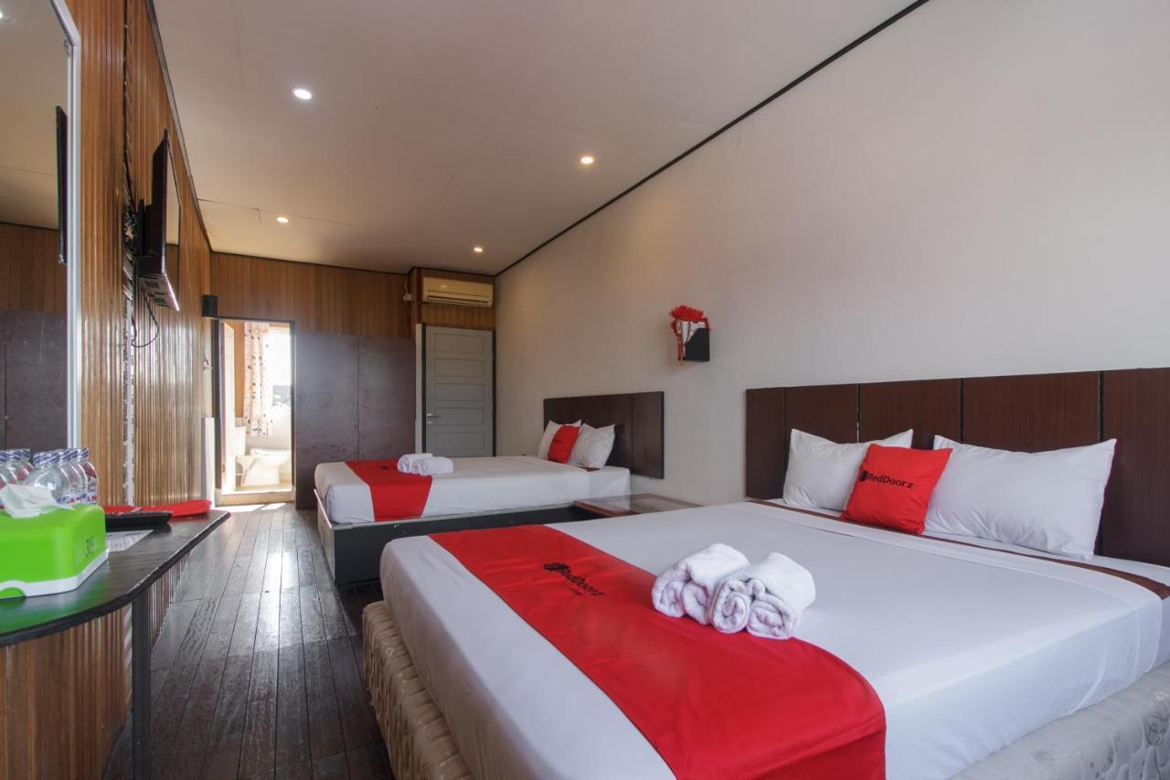 Готель Reddoorz Near Jalan Sudirman Padang Екстер'єр фото