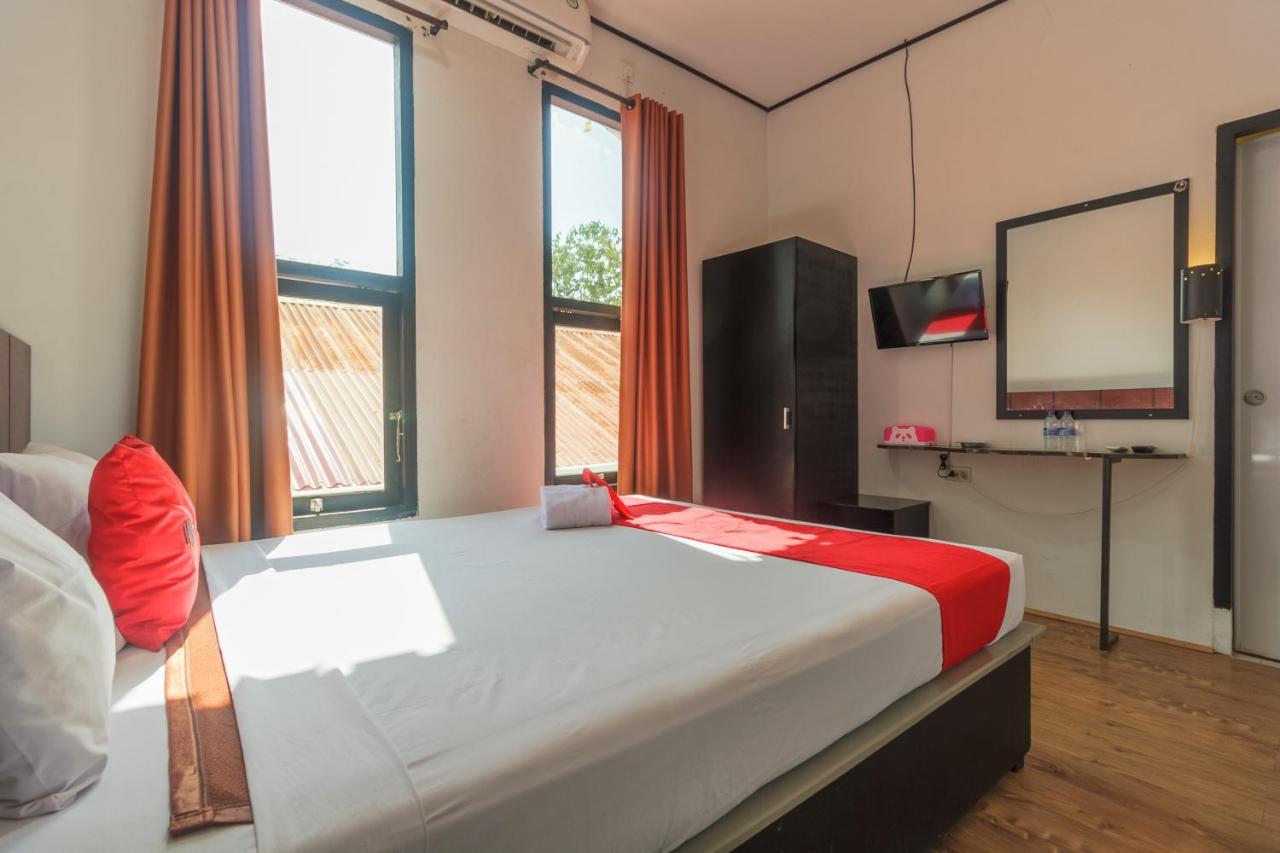 Готель Reddoorz Near Jalan Sudirman Padang Екстер'єр фото