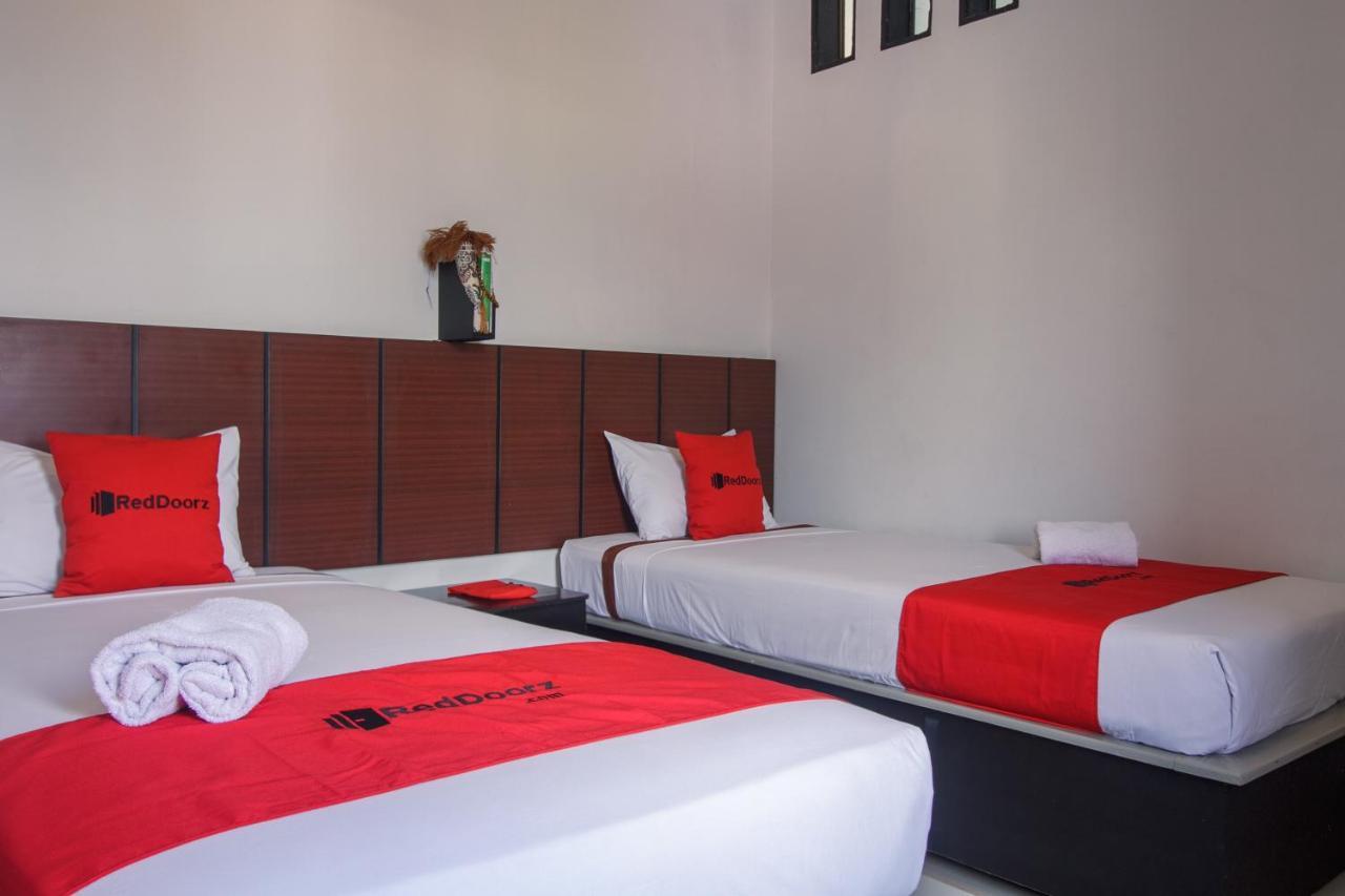 Готель Reddoorz Near Jalan Sudirman Padang Екстер'єр фото