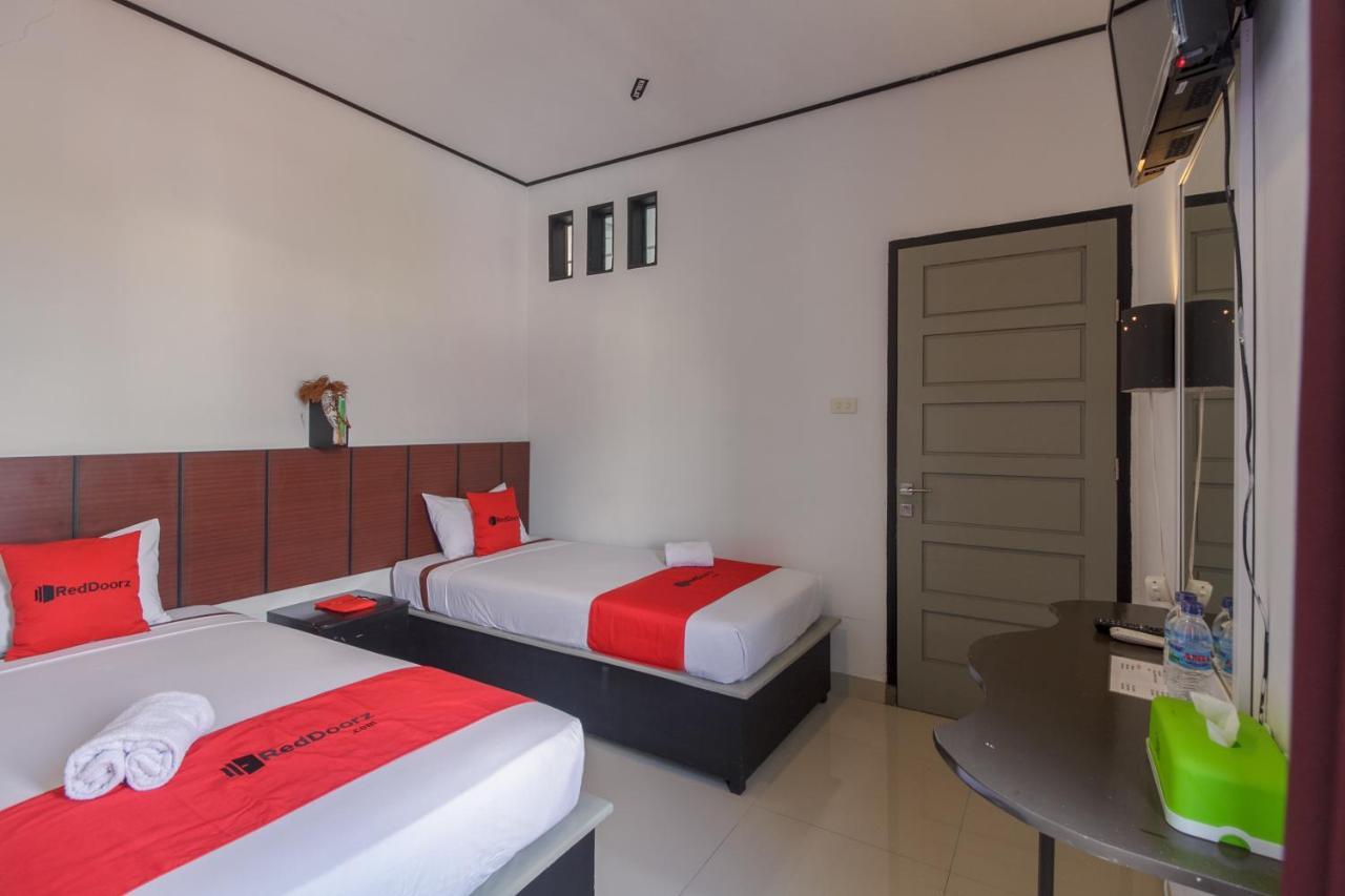 Готель Reddoorz Near Jalan Sudirman Padang Екстер'єр фото