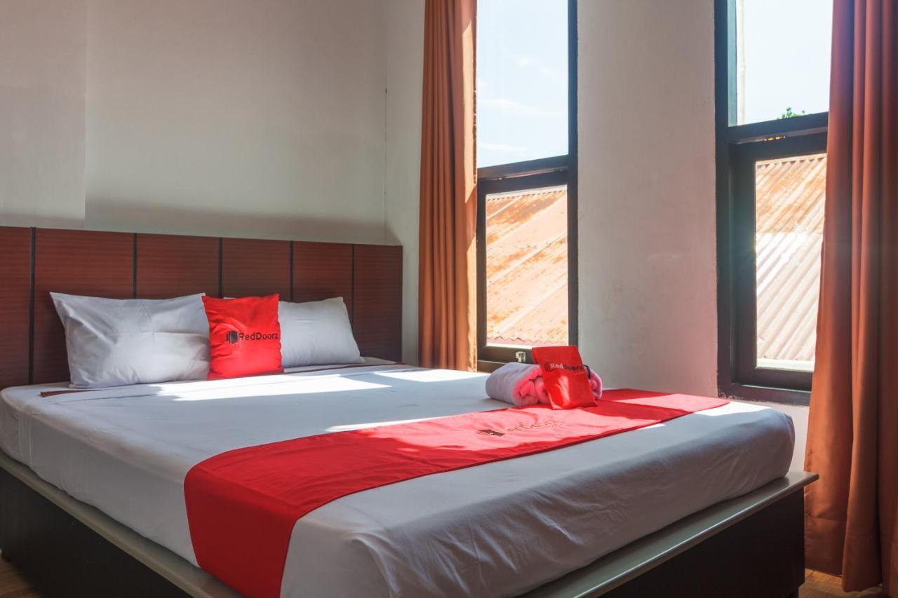 Готель Reddoorz Near Jalan Sudirman Padang Екстер'єр фото
