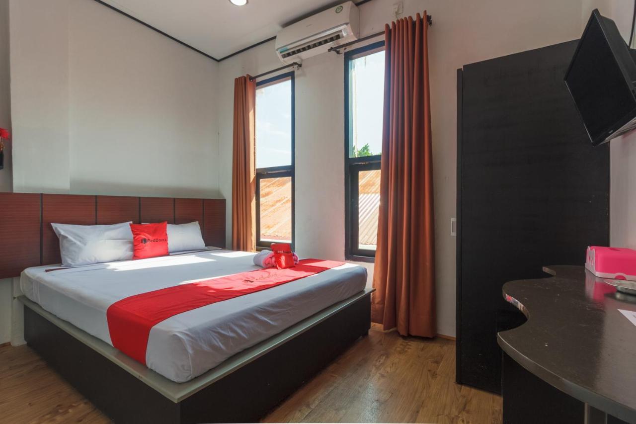 Готель Reddoorz Near Jalan Sudirman Padang Екстер'єр фото